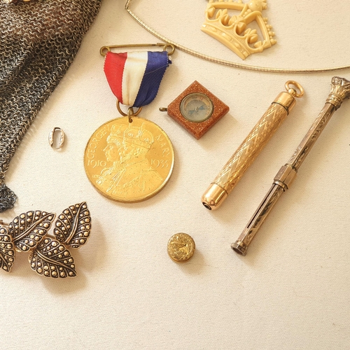 268 - A collection of vintage Costume Jewellery, white metal chain link Evening Purse, small musical Trink... 