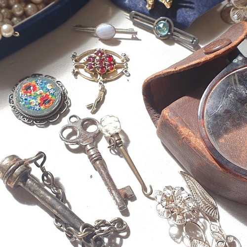 268 - A collection of vintage Costume Jewellery, white metal chain link Evening Purse, small musical Trink... 