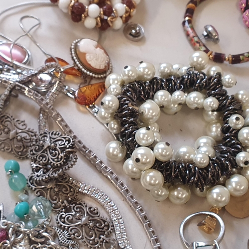 283 - A collection of Costume Jewellery