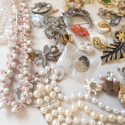 285 - A collection of Costume Jewellery