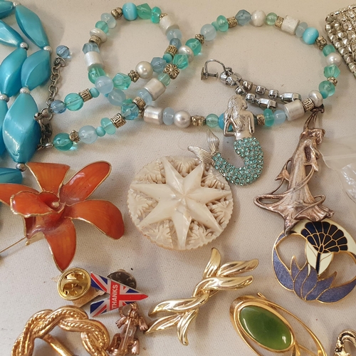 285 - A collection of Costume Jewellery