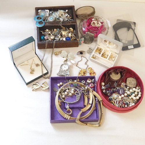 286 - A collection of Costume Jewellery