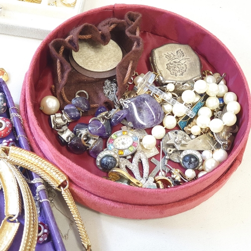 286 - A collection of Costume Jewellery