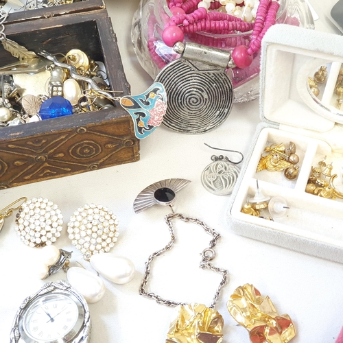 286 - A collection of Costume Jewellery