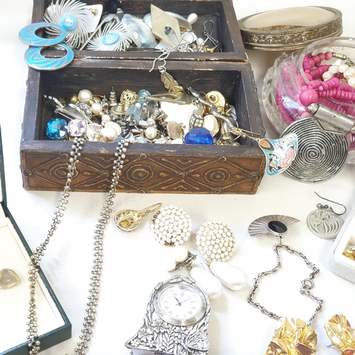 286 - A collection of Costume Jewellery