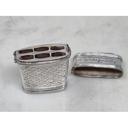 56 - A George IV silver Etui Case with engraved decoration and six interior divisions, London 1823, hinge... 