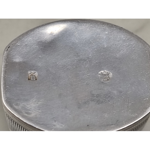 56 - A George IV silver Etui Case with engraved decoration and six interior divisions, London 1823, hinge... 