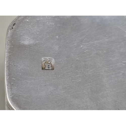 56 - A George IV silver Etui Case with engraved decoration and six interior divisions, London 1823, hinge... 