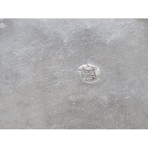 56 - A George IV silver Etui Case with engraved decoration and six interior divisions, London 1823, hinge... 