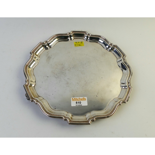 510 - Silver tray on three scrolled feet, 26 cm diameter