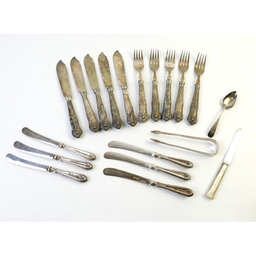 522 - Quantity of silver handled cutlery with EPNS blades and tines