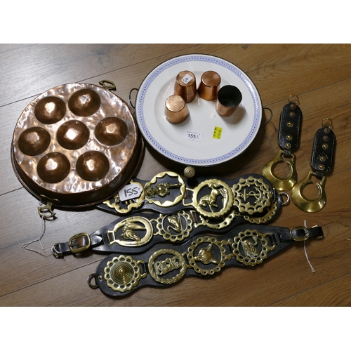 155 - Ceramic warming plate with metal base, copper tray, four copper tumblers and horse brasses