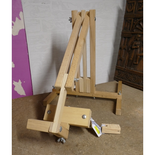 221 - Adjustable desk easel