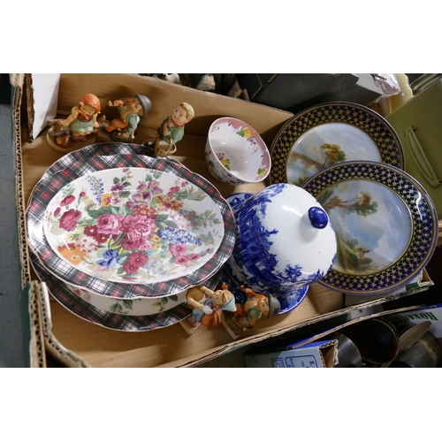 245 - Box of reproduction blue and white cheese dome, pair of painted plates, Wedgwood Ralph Lauren Hampto... 