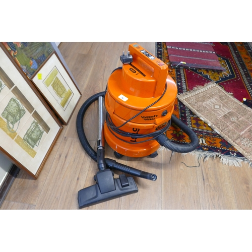 32 - Vax Wash & Vac vacuum cleaner