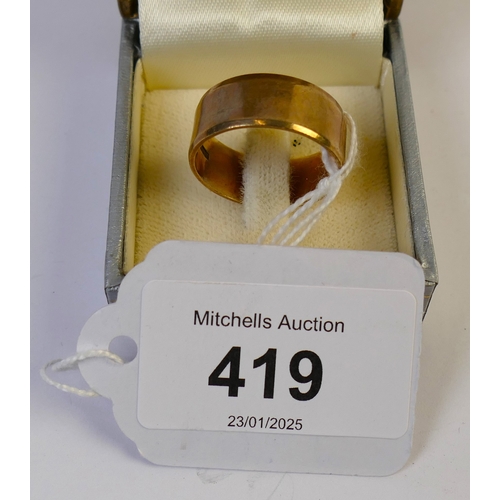 419 - 9 ct gold band, weight +/- 7 grams