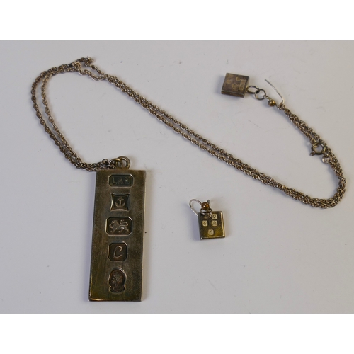 421 - Silver ingot pendant, weight +/- 30 grams on a white metal chain and two earrings weight +/- 6 grams