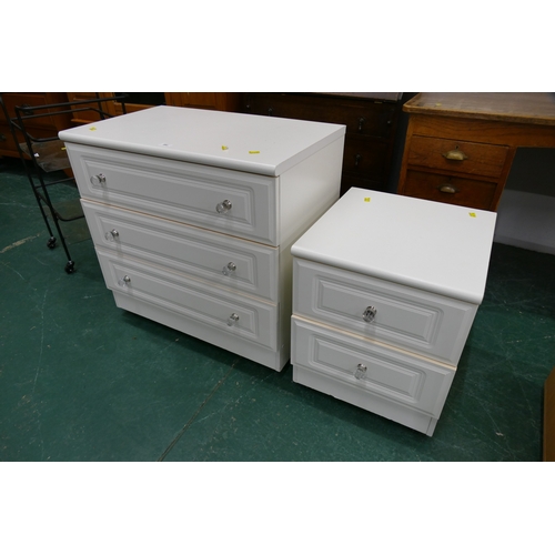 580 - Modern three flight chest of drawers and similar bedside drawers