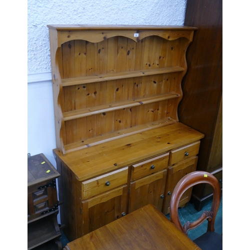 560 - Pine dresser