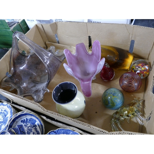 282 - Box of Art Glass, handkerchief form table centres, Mdina paperweights etc