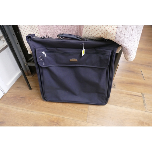 72 - Carlton large size travel bag