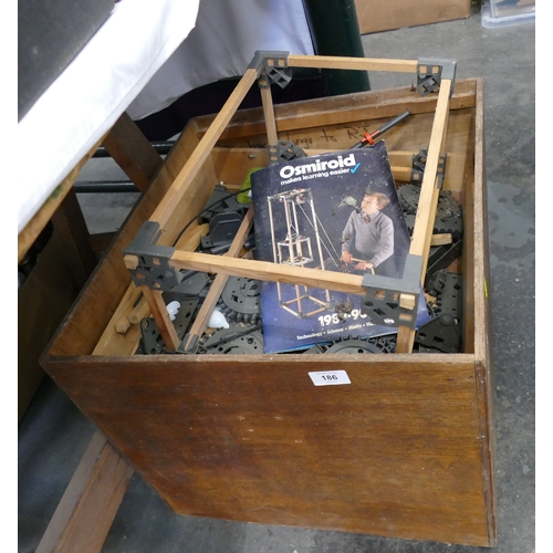 186 - Wooden crate of vintage construction toys (possibly Osmeroid)