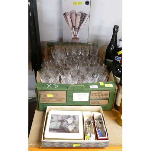 124 - Glassware, cutlery, bladed article This bladed lot is not for sale to people under the age of 18. By... 