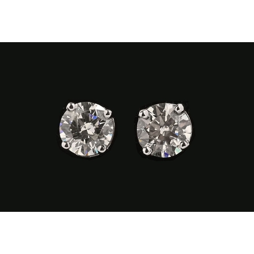 214 - A pair of 18 ct white gold stud earrings, set with natural diamonds weighing +/- 1.43 carats.