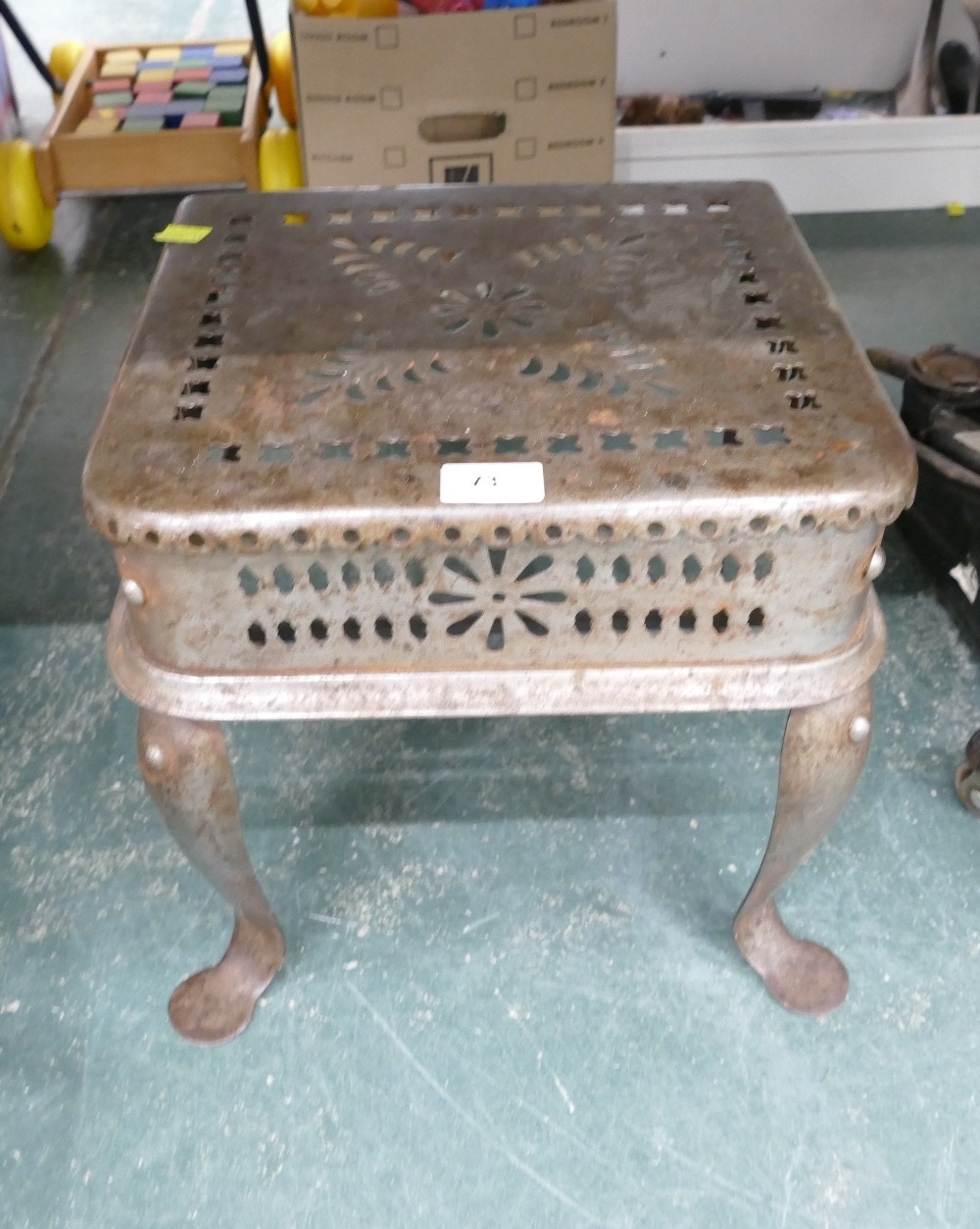Metal pierced antique stove stand/pan stand