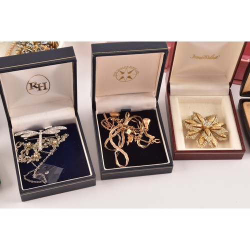 52 - A small group of 9ct yellow gold items, including a locket, a flat-link chain (a/f), a small charm b... 