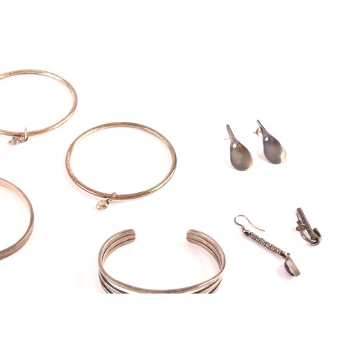 57 - A group of gold jewellery items to include a 9ct yellow gold wedding band, size P, a group of 9ct ye... 