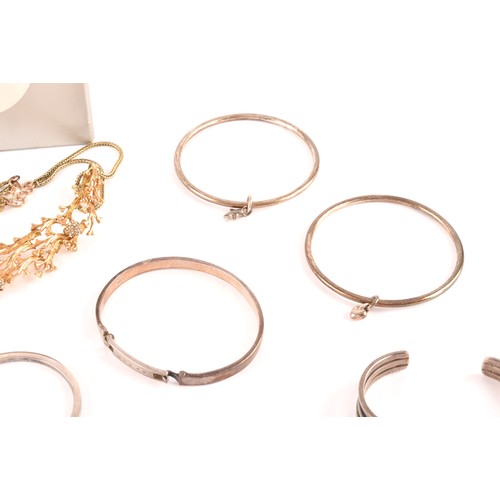 57 - A group of gold jewellery items to include a 9ct yellow gold wedding band, size P, a group of 9ct ye... 