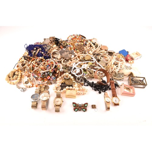 59 - A quantity of costume jewellery items, including a Victorian 9ct letter B link, various rings, neckl... 