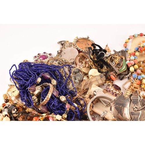 59 - A quantity of costume jewellery items, including a Victorian 9ct letter B link, various rings, neckl... 