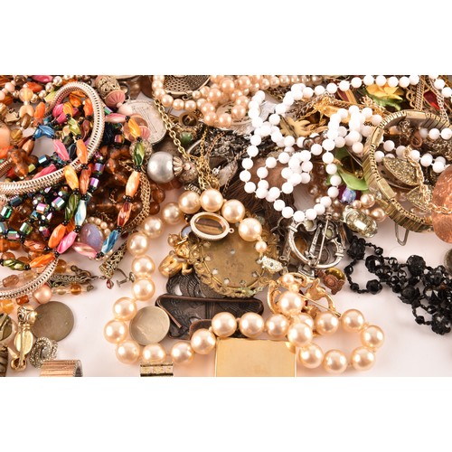 59 - A quantity of costume jewellery items, including a Victorian 9ct letter B link, various rings, neckl... 