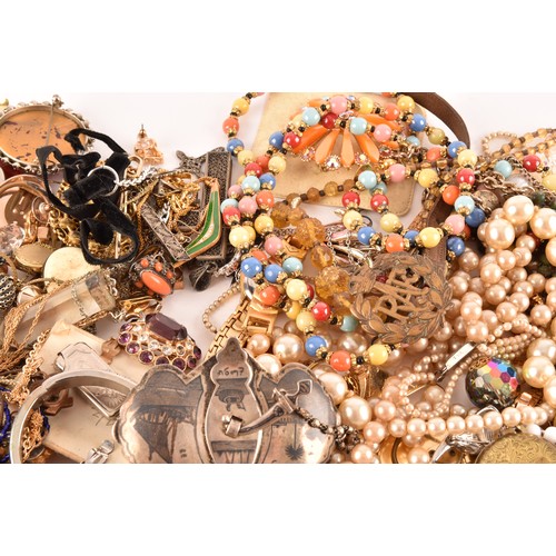 59 - A quantity of costume jewellery items, including a Victorian 9ct letter B link, various rings, neckl... 