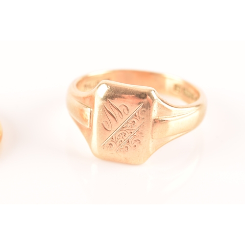 60 - A 9ct yellow gold signet ring, engraved with the initial M to plaque top, hallmarked to shank, size ... 