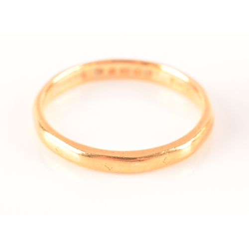 60 - A 9ct yellow gold signet ring, engraved with the initial M to plaque top, hallmarked to shank, size ... 