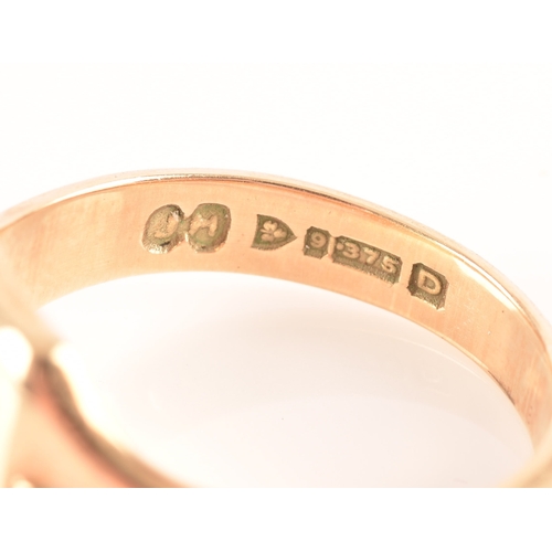 60 - A 9ct yellow gold signet ring, engraved with the initial M to plaque top, hallmarked to shank, size ... 