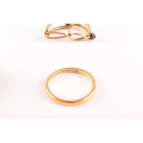 71 - A group of gold jewellery items, to include a 22ct gold wedding band, a ladies 9ct yellow gold Rotar... 