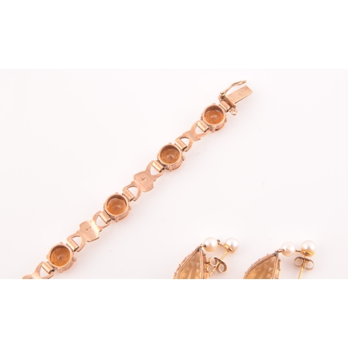 90 - A 9ct yellow gold and orange citrine bracelet, fancy links interspersed with eight round-cut claw-se... 