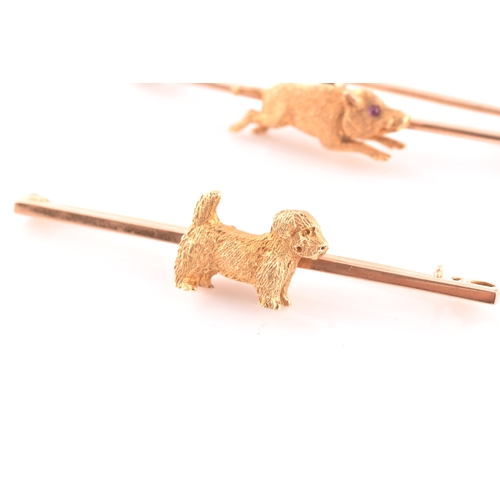 91 - A 15ct yellow gold bar brooch, mounted with a small terrier with textured fur, brooch 5.1 cm long, t... 