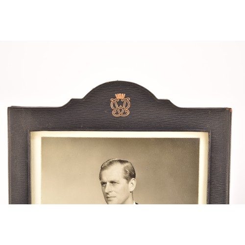 292 - A pair of signed photographs of Queen Elizabeth II and Prince Philip the Duke of Edinburgh, both sig... 