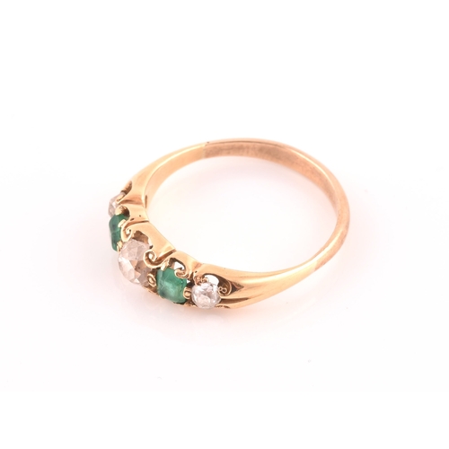 121 - A late 19th / early 20th century diamond and emerald ring, claw-set with three old-cut diamonds and ... 