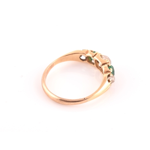 121 - A late 19th / early 20th century diamond and emerald ring, claw-set with three old-cut diamonds and ... 