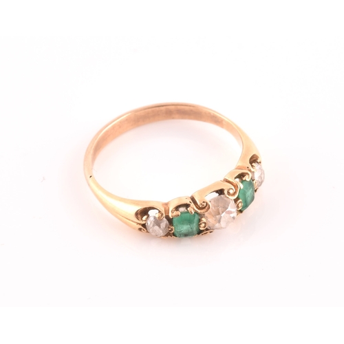 121 - A late 19th / early 20th century diamond and emerald ring, claw-set with three old-cut diamonds and ... 