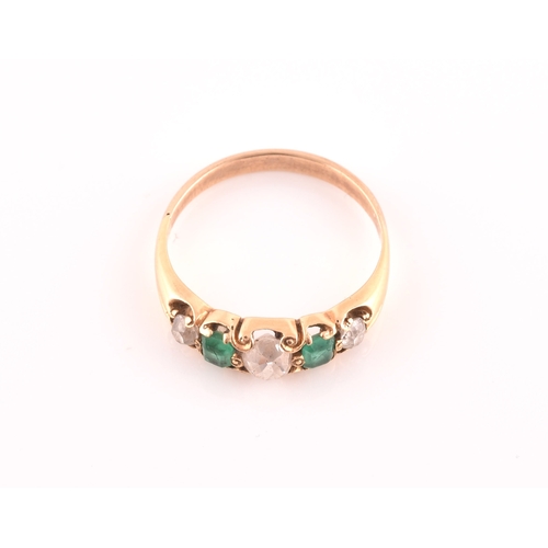 121 - A late 19th / early 20th century diamond and emerald ring, claw-set with three old-cut diamonds and ... 