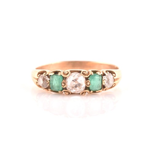 121 - A late 19th / early 20th century diamond and emerald ring, claw-set with three old-cut diamonds and ... 