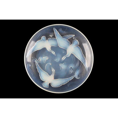 283 - Verlys, An Art Deco opalescent glass plate / charger, in 'Les Canards Sauvages' pattern, featuring w... 