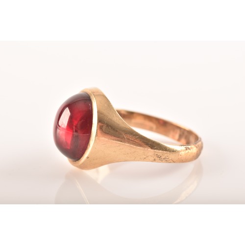 40 - A small group of gold rings, to include a 9ct yellow gold cabochon garnet ring, size T, a 9ct yellow... 